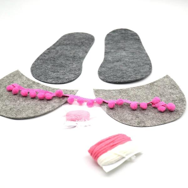 Dimensiune final&259; Aproximativ 21 x 10 x 5 cm m&259;rime potrivit&259; pentru picioare &icirc;ntre 28-31&nbsp;Transform&259; timpul liber &icirc;ntr-o aventur&259; creativ&259; cu setul de cusut papuci de cas&259; de la D-Toys Acest kit DIY este conceput special pentru micii designeri care doresc s&259; &icirc;&537;i creeze propria &icirc;nc&259;l&539;&259;minte comod&259; &537;i colorat&259; dezvolt&acirc;ndu-&537;i &icirc;n acela&537;i 