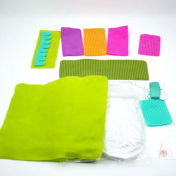 Copilul t&259;u e curios s&259; &537;tie cum se realizeaz&259; o cus&259;tur&259; Sau cau&539;i o activitate care s&259;-i &icirc;mbun&259;t&259;&539;easc&259; aten&539;ia &537;i concentrarea Ofer&259;-i setul creativ de cusut pernu&539;a colorat&259; de la ROOVI &537;i prive&537;te-l cu m&acirc;nuie&537;te abil acul a&539;a &537;i materialul textil&Icirc;n programa &537;colar&259; &icirc;nc&259; mai exist&259; ora de lucru manual &537;i nu 