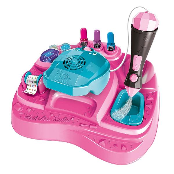 Studio De Arta Pentru Unghii nou si inovator cu un design modern si ergonomic &mdash creat pentru super artistici unghiilor ai viitorului Masinile pentru pulverizarea glitter-ului si uscarea lacului de unghii garanteaza look-uri cu adevarat la moda si trendy Kitul include lacuri de unghii Crazy Chic autocolante pentru unghii si pulbere colorata cu glitter pentru decoratiuni super glam Un set de joaca creativ stilat si original pentru a-ti decora unghiile cu atitudinea cool a unei 