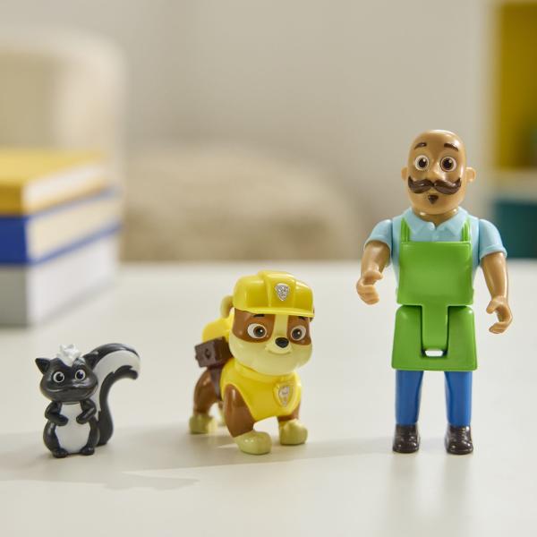 Porneste la distractie si aventura cu pachetul de 3 figurine din Patrula Catelusilor Acest trio dinamic este gata sa protejeze Golful Aventurii pe uscat si pe mare Personajul vine in uniforma in timp ce catelul este gata sa exploreze in echipamentul sau caracteristic Fiecare figurina este decorata cu detalii autentice ale personajelor si membre pozitionabile pentru misiuni de salvare palpitante Perfect pentru jocuri imaginative si povestiri acest set este excelent pentru fanii care doresc 