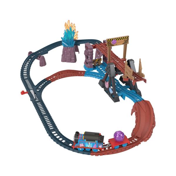 Copiii pot retrai calatoria captivanta a lui Thomas in Muntele Lookout din seria Thomas &amp Friends All Engines Go&trade cu acest set de tren motorizat pe baterii de la Fisher-Price&reg Crystal Caves Adventure Dispunand de 9 bucati de sina un pod basculant super cool si detalii si incarcatura distractive din Crystal Caves Acest set de tren plin de actiune le permite tinerilor conducatori sa-l trimita pe Thomas in cursa in pesteri pentru a-si livra incarcatura speciala din nou si 