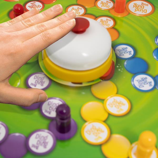 Da sau Nu - un joc de societate pentru 2- 6 jucatori sa se distreze pe cinste cu mai mult de 900 de intrebari capcana de pe cartonasele de joc concepute cu iscusinta Cartonasele contin intrebari pentru cei mici si mari din categorii diverse istorie geografie muzica sport televiziune Scopul jocului este de a raspunde la toate intrebarile fara a utiliza cuvintele Da sau Nu Cel care raspunde la cele mai multe intrebari castiga Jucatori 2-6 Valori educative dezvoltatea spiritul de 