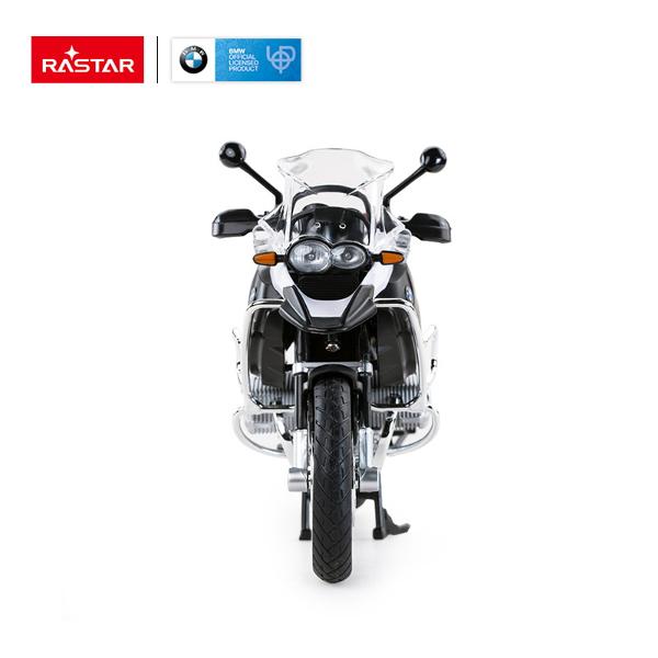 Motocicleta are proportiile ideale pentru momente pline de distractie si amuzament avand dimensiunile in centimetri dupa cum urmeaza  225913 Motocicleta metalica Bmw Rs1200 scara 1 la 9 are anvelope de cauciuc si un design detaliat realizat din materiale metalice turnate cu accesorii realizate din material plastic de calitate superioara Copilul dumneavoastra se poate juca in voie cu motocicleta metalica Bmw Rs1200 de la brandul international Rastar Nicio cursa nu este imposibil de 
