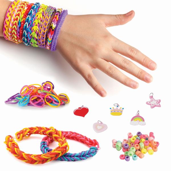 Set creativ Plexi Flexi in rucsac ideal pentru copii care iubesc activitati handmade si accesorii colorate Acest kit include 2000 de elasticuri multicolore 5 accesorii si 30 de margele pentru decorare oferind tot ce este necesar pentru realizarea unor bratari si creatii unice Setul este ambalat intr-un rucsac modern si practic care permite transportul facil tuturor componentelor astfel incat copiii pot crea oriunde  acasa in vacanta sau alaturi de prieteni Rucsacul poate fi folosit si 