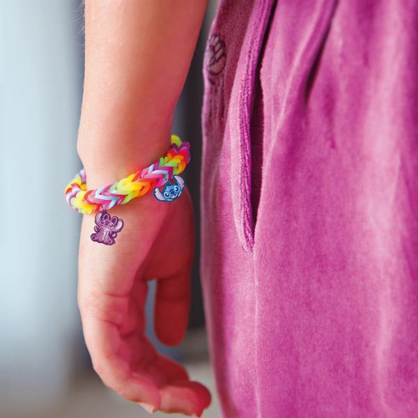 Set creativ Plexi Flexi Stitch ideal pentru copii pasionati de activitati handmade si accesorii colorate Acest kit complet include o cutie mare cu 4500 de elasticuri multicolore 100 de accesorii decorative si un razboi de tesut oferind tot ce este necesar pentru realizarea unor bratari inele si alte creatii unice inspirate de persoana preferata Stitch Copiii isi pot dezvolta creativitatea si indemanarea combinand culorile si accesorii pentru a crea modele variate si originale Setul 