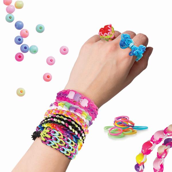 Set creativ Plexi Flexi Love ideal pentru copii pasionati de activitati handmade si accesorii colorate Acest kit complet permite realizarea de bratari inele si alte creatii unice care pot fi personalizate cu piese decorative vibrante pentru modele originale si expresive Activitatea stimuleaza creativitatea indemanarea si atentia la detalii oferind o experienta relaxanta si distractiva Setul vine intr-un organizator modern de depozitare compartimentat eficient pentru a pastra toate 