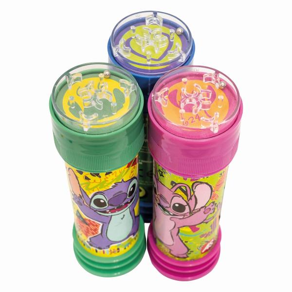 Set baloane de sapun Disney Stitch perfect pentru distractie in aer liber si momente pline de veselie Pachetul contine 3 flacoane cu solutie pentru baloane fiecare avand o capacitate de 50 ml oferind copiilor posibilitatea de a crea o multime de baloane colorate Fiecare flacon este decorat cu grafica vesela inspirata din universul Stitch si este prevazut in partea superioara cu o jucarie tip labirint adaugand un plus de distractie chiar si atunci cand nu sunt folosite pentru baloane 