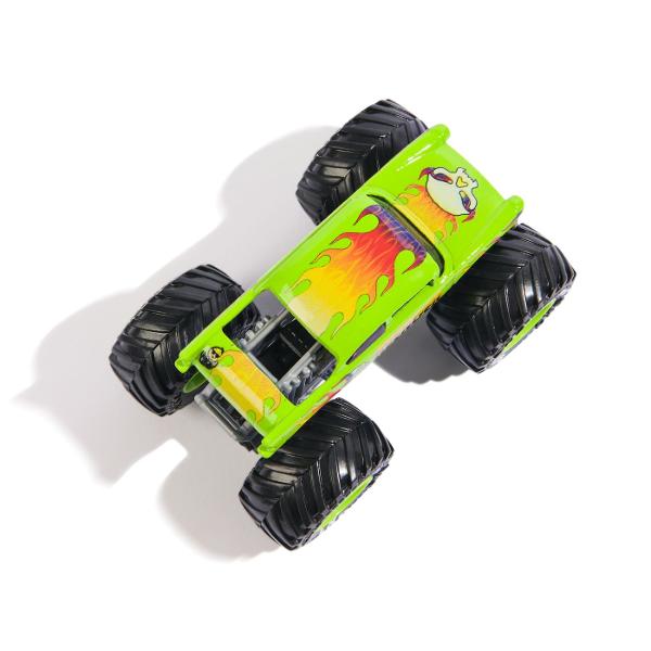 Masina oficiala a spectacolului Monster Jam Un vehicul hiper detaliat fidel eroilor spectacolului cu un aspect agresiv si suspensii realiste pentru a face cascadoriile intr-un mod cat mai spectaculos Macheta este metalica si foarte bine realizata Foarte rezistenta Monster Jam ofera mai multe detalii si grafica decat oricand Cu anvelopele oficiale BKT jante cromate stilizate si un sasiu autentic cu detalii cromate acest camion monstru intruchipeaza stilul si volanul omologului sau din 