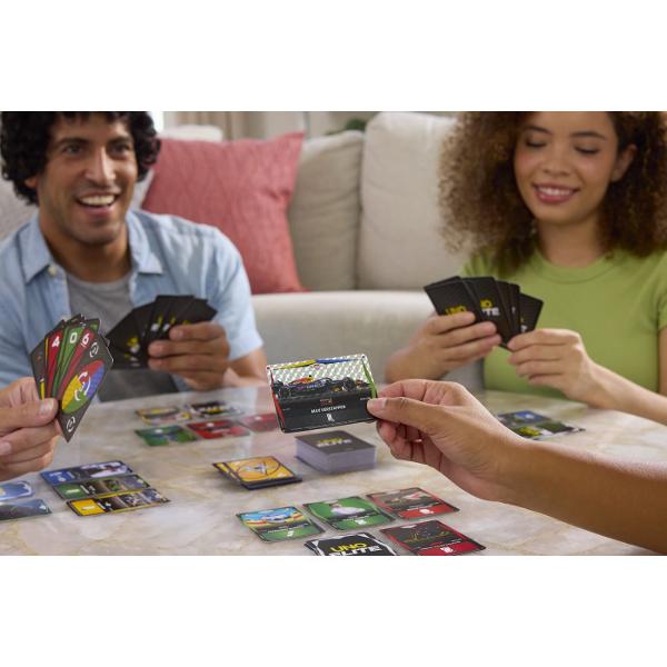 Jocul de carti UNO Elite Formula 1 2025 Core Edition aduce adrenalina curselor direct in mainile tale combinand regulile clasice UNO cu tematica spectaculoasa din lumea Formula 1 Acest starter pack include un pachet UNO complet alaturi de booster packs si carti speciale inspirate de piloti si masini celebre oferind o experienta competitiva de dinamica Designul premium si grafica moderna transforma fiecare runda intr-o cursa plina de strategie si surprize unde fiecare carte jucata poate 