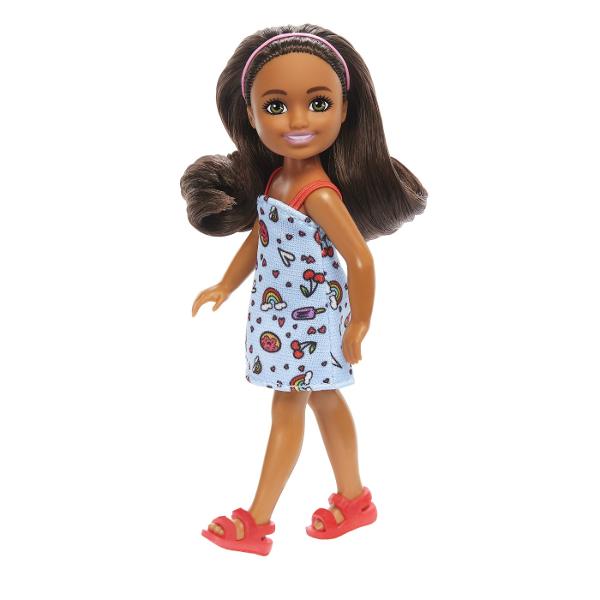 Papusile Barbie Chelsea vin cu pantofi si piese vestimentare detasabile Creeaza povesti nenumarate cu scenarii diferite impreuna cu papusile Chelsea Pentru scenarii creative achizitioneaza toate papusile Chelsea Papusa Chelsea si prietenii ei sunt o sursa de inspiratie pentru a explora si imagina lumea inconjuratoare Aceasta adorabila papusa Chelsea de 15 cm poarta o rochita albastra cu imprimeu colorat si bretele Parul sau saten este accesorizat cu o bentita roz iar aspectul ei este 