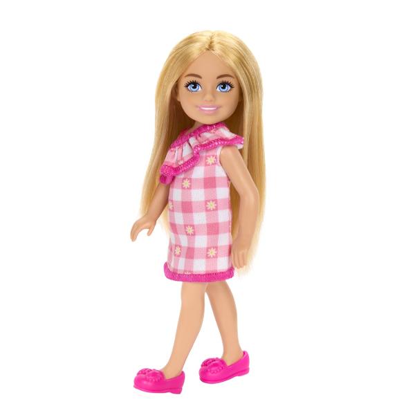 Papusile Barbie Chelsea vin cu pantofi si piese vestimentare detasabile Creeaza povesti nenumarate cu scenarii diferite impreuna cu papusile Chelsea Pentru scenarii creative achizitioneaza toate papusile Chelsea Aceasta papusa se remarca prin farmecul ei si este imbracata intr-o frumoasa rochie roz cu carouri si imprimeu inflorat care o face sa straluceasca Parul blond al papusii Chelsea este coafat lung si drept iar papucii roz completeaza perfect look-ul sau fermecator