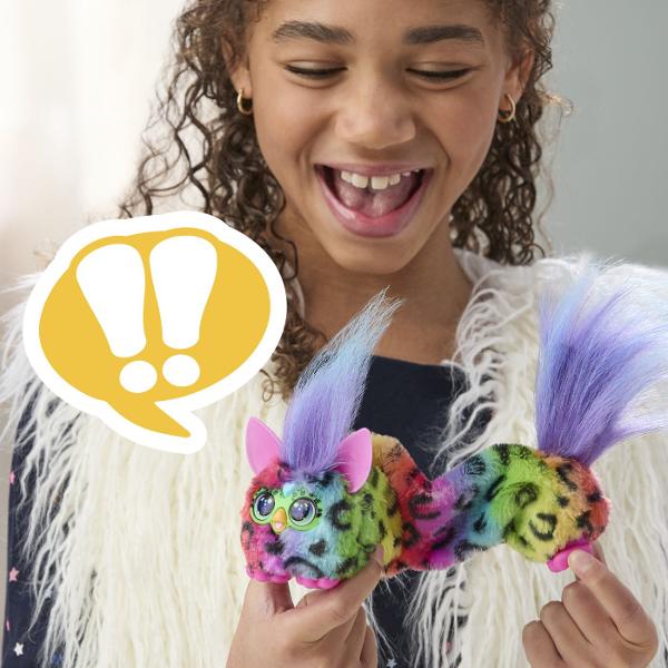 Jucarie interactiva din gama Furby Furblets conceputa pentru distractie muzicala si interactiune dinamica Produsul are un design compact si colorat cu blanita moale si detalii expresive fiind usor de transport si utiliza oriunde Jucaria este echipata cu peste 45 de sunete si efecte muzicale oferind o experienta variata prin activarea diferitelor functii Interactioneaza prin atingere si manipulare raspunzand cu sunete amuzante si melodii stimuland imaginatia si curiozitatea copiilor 