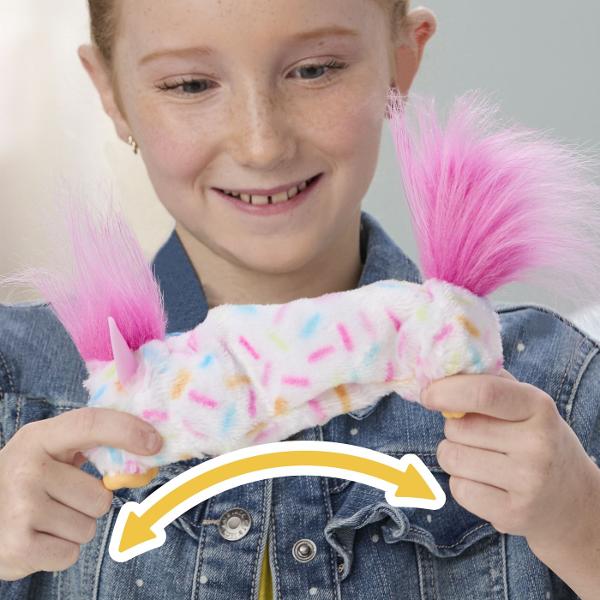 Jucarie interactiva din gama Furby Furblets BERRY conceputa pentru distractie muzicala si interactiune dinamica Produsul are un design compact si colorat cu blanita moale si detalii expresive fiind usor de transport si utiliza oriunde Jucaria este echipata cu peste 45 de sunete si efecte muzicale oferind o experienta variata prin activarea diferitelor functii Interactioneaza prin atingere si manipulare raspunzand cu sunete amuzante si melodii stimuland imaginatia si curiozitatea 