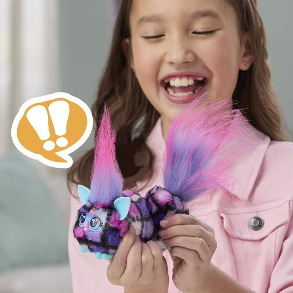Jucarie interactiva din gama Furby Furblets DIS CO DAZZ conceputa pentru distractie muzicala si interactiune dinamica Produsul are un design compact si colorat cu blanita moale si detalii expresive fiind usor de transport si utiliza oriunde Jucaria este echipata cu peste 45 de sunete si efecte muzicale oferind o experienta variata prin activarea diferitelor functii Interactioneaza prin atingere si manipulare raspunzand cu sunete amuzante si melodii stimuland imaginatia si curiozitatea 