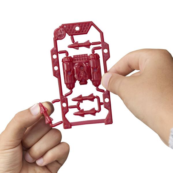 Copiii isi pot imagina actiune si aventura care salveaza lumea cu jucariile Marvel Avengers ActionVerse de la Hasbro Ofera timpului de joaca un impuls puternic cu aceste figurine dotate cu 9 puncte de articulatie pentru joaca si expunere pozitionabile Fiecare figurina de actiune Super Hero ActionVerse de 114 cm vine cu mai multe accesorii detasabile inspirate de personaje precum si un suport reutilizabil pentru depozitarea accesoriilor Copiii cu varsta de 4 ani si peste vor adora sa-si 