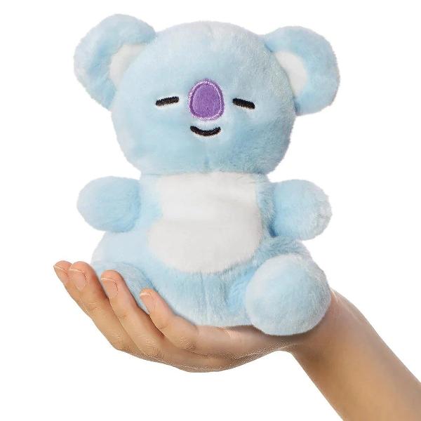 Jucarie de plus Aurora Shooky Pong Pong 13cm in forma de koala realizata din material textil moale si pufos placut la atingere ideala pentru imbratisare si joaca zilnica Designul delicat in nuante de albastru deschis cu burtica alba si nas mov este completat de expresia calmei si zambitoare care transmite relaxare si confort Forma rotunjita este si dimensiunea compacta sau fac usor de transport potrivita atat pentru acasa cat si pentru calatorii sau somn Contribuie la dezvoltarea 