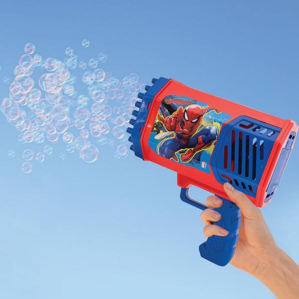 Pistol de facut baloane de sapun Marvel Spider-Man conceputa pentru distractie maxima in aer liber Acest model poate genera sute de baloane intr-un timp foarte scurt transformand orice joaca intr-un spectacol plin de culoare si miscare Designul este inspirat din universul Spider-Man cu grafica dinamica si culori vibrante fiind atractive pentru copii Dispozitivul este usor de utilizare avand un mecanism automat de suflare a baloanelor iar functia de lumini adauga un efect vizual 