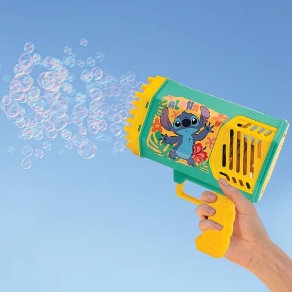 Pistol de facut baloane de sapun Stitch conceputa pentru distractie maxima in aer liber Acest model poate genera sute de baloane intr-un timp foarte scurt transformand orice joaca intr-un spectacol plin de culoare si miscare Designul este inspirat din universul Stitch cu grafica dinamica si culori vibrante fiind atractive pentru copii Dispozitivul este usor de utilizare avand un mecanism automat de suflare a baloanelor iar functia de lumini adauga un efect vizual suplimentar mai ales 