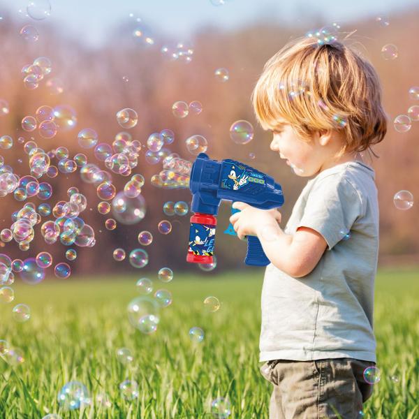 Pistol pentru baloane de sapun Sonic ideal pentru distractie rapida si usoara in aer liber Inspirat din universul Sonic acest bubble blower are un design atractiv si culori vibrante fiind perfect pentru copiii care iubesc jocurile dinamice Functioneaza mecanic fara baterii astfel incat copiii pot crea baloane de sapun printr-o simpla apasa fara nevoie de alimentare electrica Setul include si un recipient cu solutie pentru baloane gata de utilizare imediata Forma ergonomica permite o 