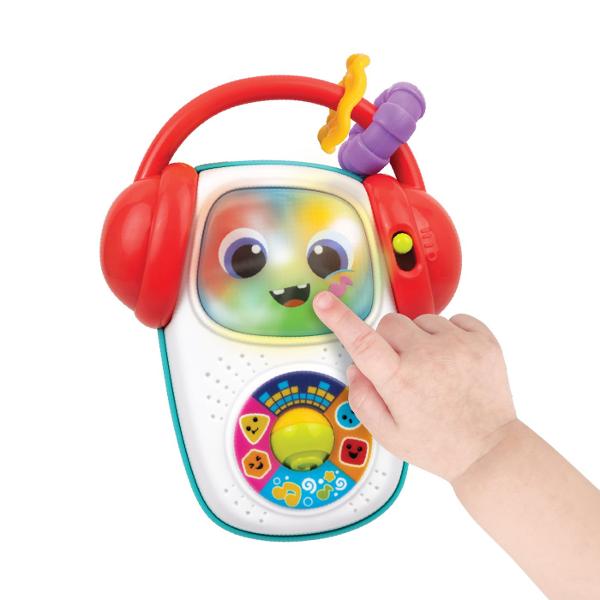 Player-ul Muzical Portabil Winfun este o jucarie interactiva special conceputa pentru bebelusi de la 3 luni ideala pentru stimularea auditiva si dezvoltarea timpurie Designul colorat si prietenos cu fata zambitoare si casti mari atrage imediat atentia celor mici si ii incurajeaza sa exploreze Jucaria reda 10 melodii clasice si 10 melodii vesele fiind insotite de lumini intermitente care creeaza o experienta senzoriala completa Butonul central rotativ si comenzile usor de apasa sunt 