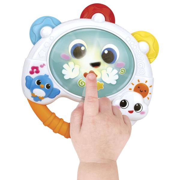 Tamburina Winfun este o jucarie muzicala ideala pentru bebelusi conceputa pentru a stimula simturile si coordonarea Cu un design colorat si vesel aceasta este usor de apucat de catre micutul tau oferindu-i o experienta de joaca interactiva Atunci cand este apasata tamburina emite sunete si melodii vesele iar lumini intermitente se aprind atragand atentia si stimuland curiozitatea copilului Agitand tamburina bebelusul va auzi sunete de pasarele si zgomote de zornait ajutand la 