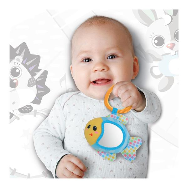 Winfun Set Jucarii Interactive Cadou Nou Nascuti este un set complet de jucarii pentru bebelusi special conceput pentru a stimula dezvoltarea senzoriala inca din primele luni de viata Setul include mai multe jucarii interactive realizate din materiale sigure si placute la atingere precum o jucarie de plus moale elemente de dentitie zornaitoare si o jucarie muzicala cu sunete si lumini Culorile vii texturile variate si functiile interactive atrag atentia copilului si incurajeaza 
