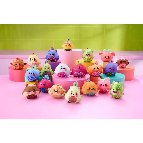 Important produs de tip surpriza nu se poate alege personajulDescopera universul plin de culoare Magic Jellykins un plus surpriza adorabil care combina joaca colectia si elementul de mister intr-un produs perfect pentru copii Ambalat intr-un recipient atractiv acest set ascunde in interior o figurina moale si simpatica inspirata din personaje haioase si colorate cu design unic si expresiv Fiecare Jellykin are un aspect diferit cu detalii vibrante si texturi placute la 