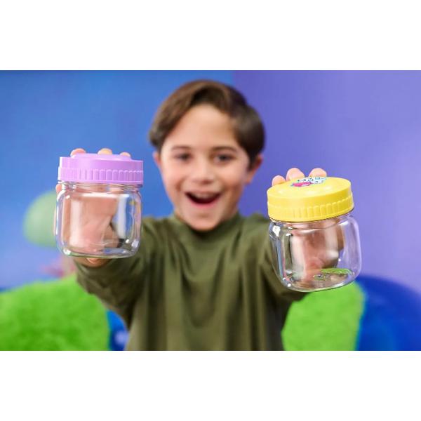 Descopera surpriza ascunsa din Magic Jellykins un set interactiv si distractiv care prinde viata atunci cand adaugi apa Fiecare pachet contine 2 figurine simpatice care apar magic si pot fi ingrijite pieptanate si colectionate Personajele au un design colorat si expresiv fiind perfecte pentru copiii pasionati de surpriza si activitati creative Procesul simplu de activare transforma joaca intr-o experienta captivanta si amuzanta Recomandat copiilor cu varsta de peste 5 