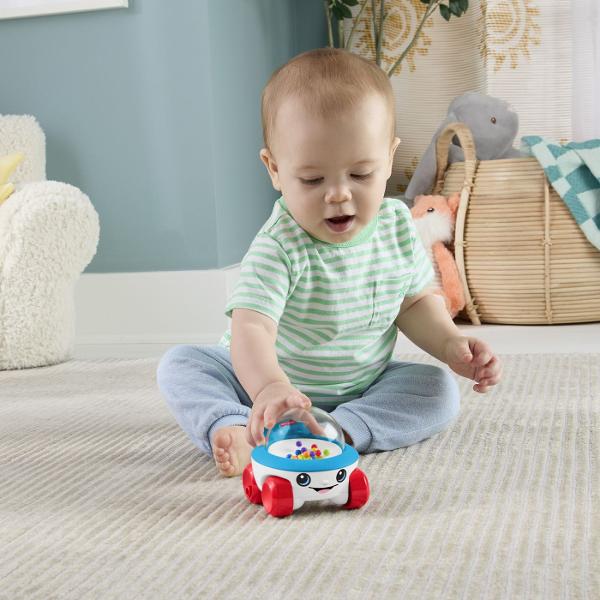 Masinuta Fisher-Price este o jucarie interactiva special conceputa pentru bebelusi care incurajeaza miscarea si explorarea Atunci cand copilul impinge sau moveaza masinita bilele colorate din interior sar si se misca in cupola transparenta creand efecte vizuale si sunete distractive Designul prietenos cu fata zambitoare si culori vii capteaza atentia celor mici si ii incurajeaza sa se joace activ Miscarea bilelor ajuta copilul sa inteleaga relatia cauza-efect stimuland in acelasi timp 