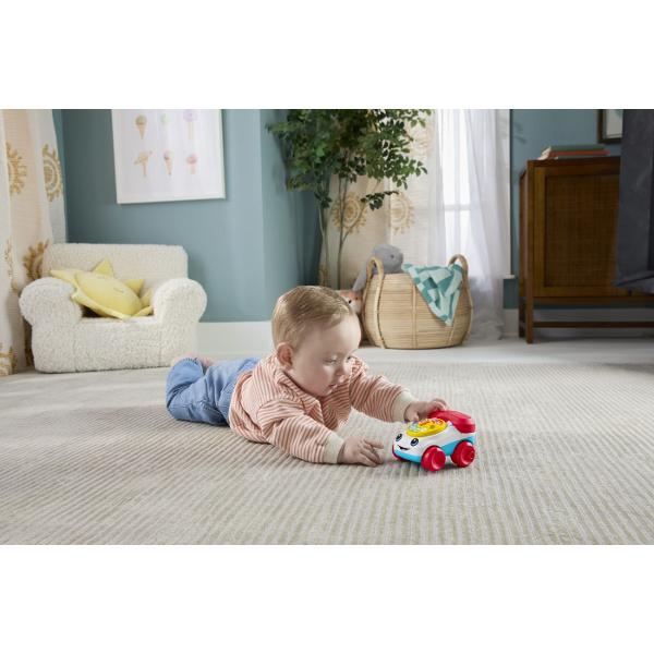 Telefonul interactiv Fisher-Price Vehicul Telefon este o jucarie clasica reinterpretata intr-un design modern si prietenos special conceputa pentru bebelusi Cu un aspect vesel si culori atractive aceasta jucarie stimuleaza curiozitatea si incurajeaza joaca activa Discul rotativ numerotat permite copilului sa interactioneze prin rotire dezvoltand coordonarea mana-ochi si abilitati motorii fine Rotile functionale transforma jucaria intr-un vehicul usor de impins sau tras sustinand miscarea 