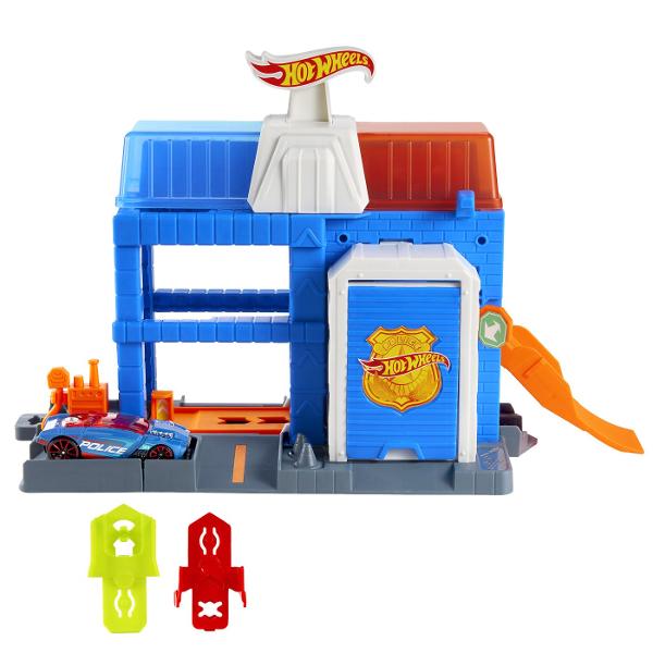 Unitatile de oras Hot Wheels le permit copiilor sa creeze propriul peisaj urban plin de cascadorii si aventuri cool Fiecare set contribuie la tematica de inamic Hot Wheels City incorporand elemente care sugereaza ca o creatura sta la panda in apropiere asteptand sa se napusteasca Toate se conecteaza la alte seturi Hot Wheels prin mai multe puncte de conexiune si fiecare include un vehicul Hot Wheels pentru joc de impins direct din cutie Cu locuri familiare precum un atelier de reparatii un 