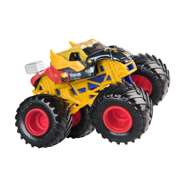 Paseste in universul plin de actiune in care Monster Jam huruie si supereroii Marvel se inalta Seria de camioane vopsite Marvel Monster Jam la scara 164 nu este doar o colectie Este un omagiu adus Universului Marvel Aceste camioane de tip monster truck inscriptionate cu simbolurile si culorile unor embleme precum Thor Captain America Iron Man Black Panther si Spider-Man aduc acasa spectacolul superputerilor si al cascadoriilor de pe stadion Cu anvelope autentice BKT si o caroserie cu 