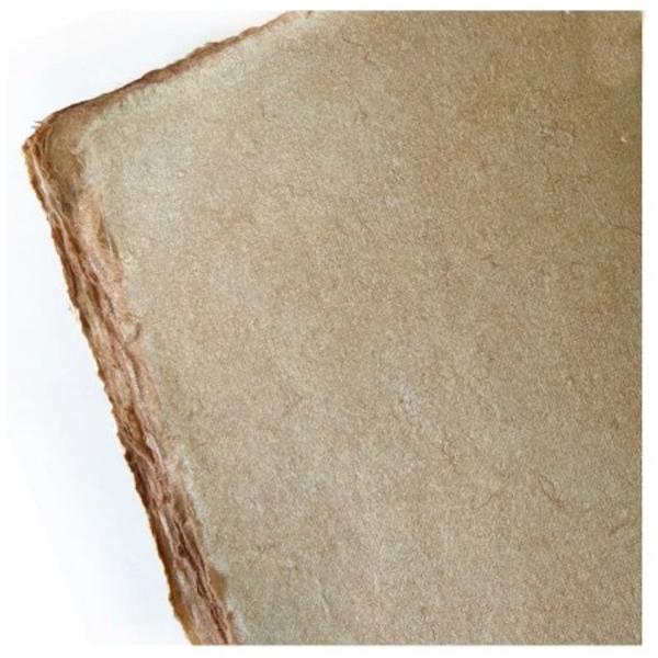 Cautati un caiet cu aspect invechit pentru a-l transforma in jurnal de memorii Alegeti din oferta noastra un model de la Krashell cu design vintage foarte deosebit Are file din hartie de bumbac gros lucrata manual prinse in fascicule intr-o coperta din piele naturala Se inchide simplu si rapid cu o clapeta si snur din piele Pentru un aspect autentic filele sunt in nuante de maro cu marginile nefinisateneregulate si miros specific cartilor vechiPe clapeta de inchidere este 