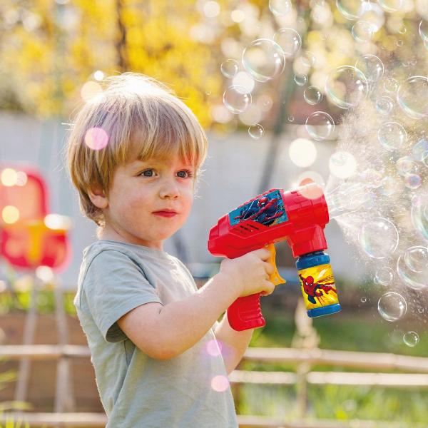 Pistol pentru baloane de sapun Spider Man ideal pentru copiii care adora joaca in aer liber Introdu flaconul cu solutie in pistolul pentru baloane apasa pe tragaci si creeaza mii de baloane de sapun intr-un mod simplu si distractiv Functioneaza fara baterii fiind usor de utilizat oriunde Setul include un flacon cu 56 ml de solutie pentru baloane gata de folosire Design colorat inspirat din universul Frozen perfect pentru joaca petreceri sau activitati in exterior Recomandat copiilor 