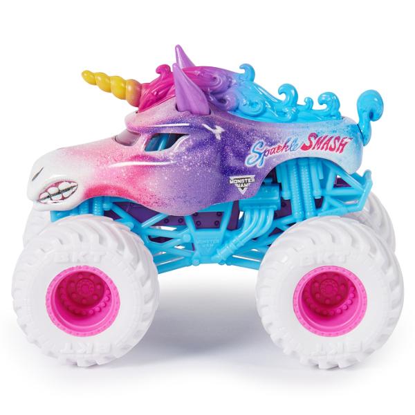 Pregateste-te pentru confruntari epice cu camioanele oficiale Monster Jam la scara 164 2 pachete de camioane fabricate cu formare prin injectie Fiecare pachet de 2 prezinta confruntari ale celor mai populare si mai cautate camioane monster Monster Jam cum ar fi Groparul contra &Icircnvatamant superior Buldozer contra Alergator pe linie Balaur contra Yeti si altele Fiecare camion Monster Jam din pachetul de 2 are detalii si grafica uimitoare si fiecare camion de jucarie are un sofer 