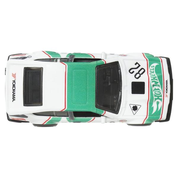 Colectia de caroserie din metal la scara 164 reproduce vehiculele preferate de fani cu anvelope reale Real Rider si grafica personalizata Fiecare model are decoratiuni speciale si ambalaje numerotate Le poti adauga pe toate in colectia ta Fiecare se vinde separat si in functie de disponibilitate Culorile si decoratiunile pot varia Acest pachet contine masinuta Alfa Romeo GTV6 30