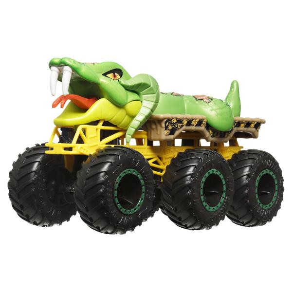Fiecare camion turnat sub presiune surprinde cu stilul si personalitatea unui personaj sau a unei creaturi populare Monster Truck la scara 164 Porneste in aventuri cu camioanele Hot Wheels Monster Trucks Big Rigs Fiecare vehicul la scara 164 transmite personalitatea popularelor creaturi Monster Truck cu decalcomanii atragatoare pe care fanii le adora Copiii pot transporta vehicule suplimentare la scara 164 pe platforma sau cu carligul de remorcare de pe Big Rig  Acest pachet contine 