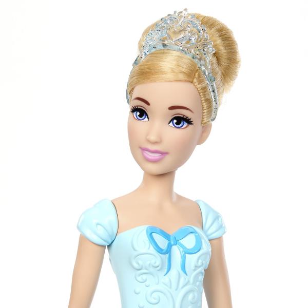 Aceasta papusa din colectia Disney Princess aduce farmecul povestilor clasice intr-o forma moderna si eleganta Modelul este realizat cu atentie la detalii avand o rochie lunga colorata si decorata cu imprimeuri inspirate din universul Disney Parul este coafat cu grija iar expresia delicata a fetei completeaza aspectul prietenos si magic al papusii Papusa este usor de manevrat fiind potrivita pentru joaca zilnica si pentru scenarii imaginative Designul robust si materialele rezistente 