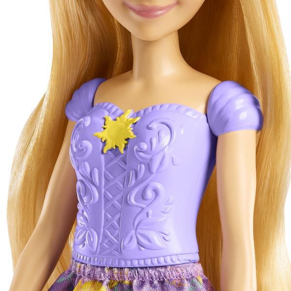 Aceasta papusa din colectia Disney Princess aduce farmecul povestilor clasice intr-o forma moderna si eleganta Modelul este realizat cu atentie la detalii avand o rochie lunga colorata si decorata cu imprimeuri inspirate din universul Disney Parul este coafat cu grija iar expresia delicata a fetei completeaza aspectul prietenos si magic al papusii Papusa este usor de manevrat fiind potrivita pentru joaca zilnica si pentru scenarii imaginative Designul robust si materialele rezistente 