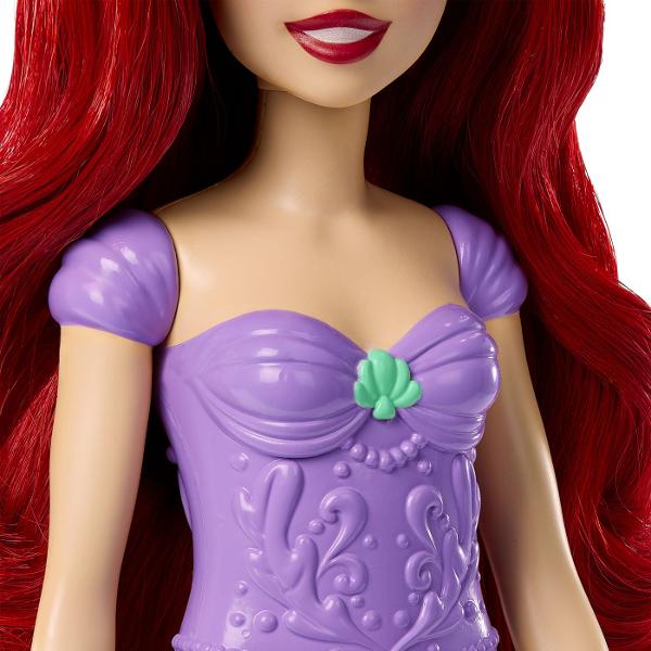 Aceasta papusa din colectia Disney Princess aduce farmecul povestilor clasice intr-o forma moderna si eleganta Modelul este realizat cu atentie la detalii avand o rochie lunga colorata si decorata cu imprimeuri inspirate din universul Disney Parul este coafat cu grija iar expresia delicata a fetei completeaza aspectul prietenos si magic al papusii Papusa este usor de manevrat fiind potrivita pentru joaca zilnica si pentru scenarii imaginative Designul robust si materialele rezistente 