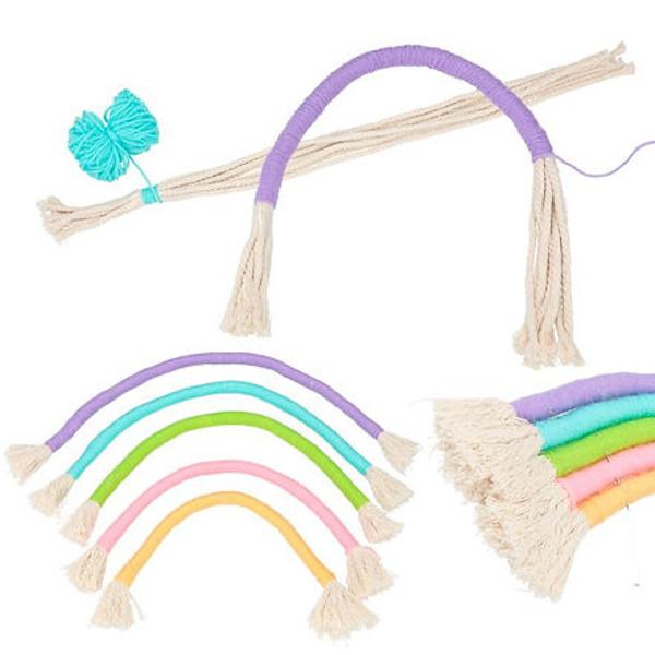 Vesel colorat si facut in casa Cu setul de macrame de la Ylvi puteti innoda un curcubeu frumos pe care sa il agatati in camera sau fereastra cu ajutorul instructiunilor clare Contine tot ce ai nevoie fire de macrame de culoare naturala 5 bile de lana in culorile galben roz verde turcoaz si violet fire de culoare naturala ac si bila de lemn
