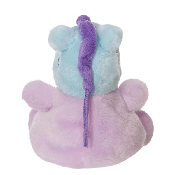 Jucarie de plus Aurora Mang Palm Pal 13cm in forma de personaj stilizat realizata din material textil moale si placut la atingere ideala pentru joaca si colectie Designul colorat in nuante pastel de mov albastru si roz este complet de detalii simpatice precum botul contrastant si ochiul mare expresiv care ii ofera un aspect jucaus si atractiv Forma compacta si textura pufoasa o fac potrivita pentru imbratisare si transport usor fiind ideala atat pentru acasa cat si pentru deplasari 