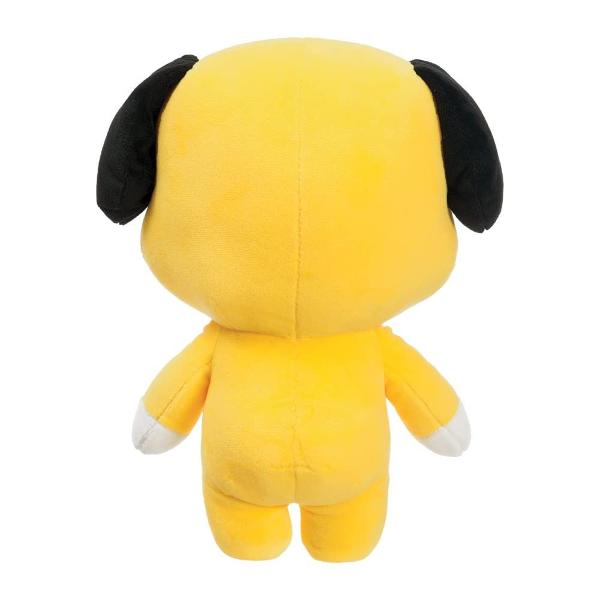 Jucarie de plus Aurora Chimmy 26cm in forma de catelus simpatic realizata din material textil moale si placut la atingere ideala pentru imbratisare si joaca zilnica Designul vesel in nuante de galben cu detalii contrastante la urechi si fata este completat de hanoracul decorativ cu snururi care ii ofera un aspect modern si atractiv Expresia jucausa cu limba scoasa adauga un plus de personalitate si farmec Dimensiunea compacta o face usor de transport fiind potrivita atat pentru acasa 