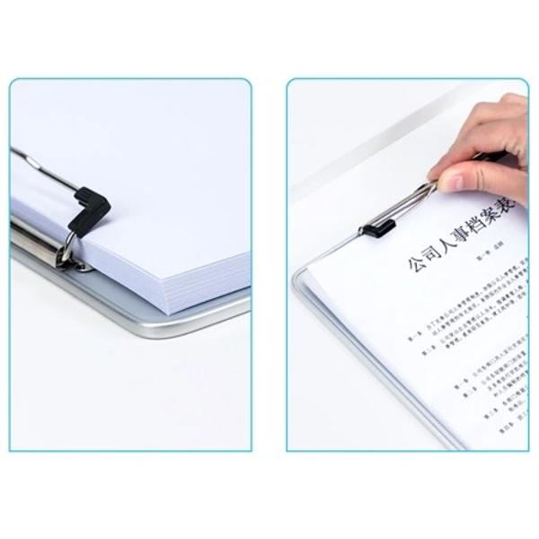 Nou in oferta noastra - clipboard Deli Este realizat din metal rezistent la coroziune si abraziune cu o grosime de 5 mm Colturile sunt rotunjite pentru a preveni accidentarile iar pentru agatare atunci cand nu este utilizat vine prevazut cu o perforatie de 7 mm intarita cu o capsaSpatele este texturat fapt ce permite o buna prindere in mana pentru a preveni alunecarea Clipbordul este gradat pe doua laturi in centimetri si inchComandati clipboard metal A4 DELI 64504 