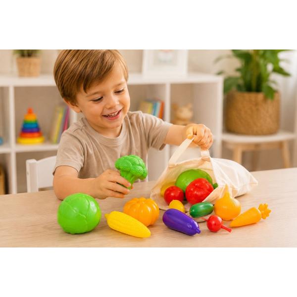 Setul &bdquoLegume&rdquo in plasa este o jucarie educativa ideala pentru jocurile de rol Copiii pot invata sa recunoasca diferite legume culorile acestora si sa creeze scenarii distractive de joaca folosind setul in bucataria de jucarie magazin sau restaurantSetul contine 11 legume din plastic morcov rosie ridiche vanata varza broccoli porumb castravete ardei ceapa si dovleac Toate piesele sunt fabricate din plastic rezistent si sigur avand dimensiuni potrivite pentru 