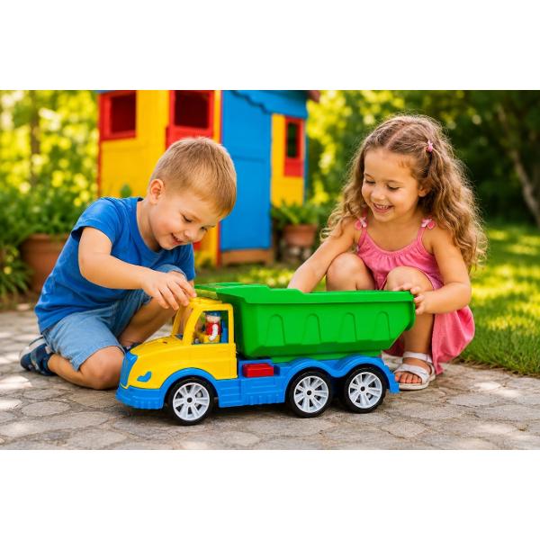 Basculanta militara &bdquoMati&rdquo este o masina de jucarie mare si rezistenta creata pentru copiii pasionati de vehicule militare Modelul este echipat cu o bena incapatoare si rabatabila ideala pentru transportul nisipului pietricelelor cuburilor si al altor jucarii oferind ore intregi de joaca distractiva Cabina deschisa permite amplasarea a doua figurine  sofer si pasager Jucaria este fabricata din plastic rezistent si sigur fiind potrivita pentru joaca acasa in curte sau 