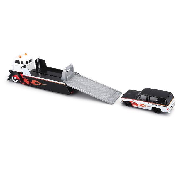 Set Elite Transport Camion Transportator si Masinuta Metalica scara 1 la 64 conceput pentru colectionari si pasionatii de vehicule clasice dar si pentru copii care apreciaza jocul realist Include un camion de tractare si un autoturism ambele realizate din metal cu elemente din plastic pentru un echilibru optim intre rezistenta si detaliu Modelul impresioneaza prin finisaje atent realizate detalii autentice si elemente functionale care reproduc fidel scenarii reale de transport si 