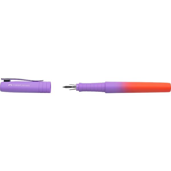 Stilou Faber-Castell cu un gradient elegant de culoare care trece u&537;or de la violet la portocaliu coral cre&acirc;nd un accesoriu atractiv din punct de vedere vizual pentru studen&539;i profesioni&537;ti &537;i pasiona&539;i de scrisEchipat cu penita&nbsp;din o&539;el 