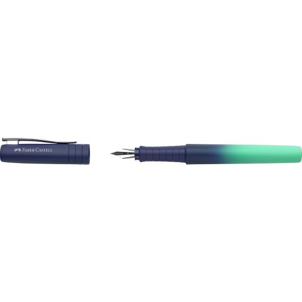 Stilou Faber-Castell cu un gradient elegant de culoare care trece u&537;or de la albastru intens la verde-ment&259; combin&acirc;nd func&539;ionalitatea cu un stil modern &537;i atr&259;g&259;torEchipat cu&nbsp;penita din o&539;el de 1 mm ofer&259; un flux constant 