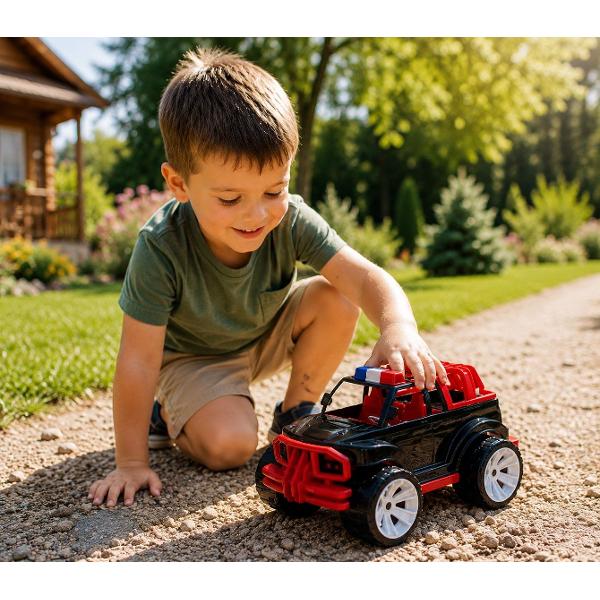 Jeepul de jucarie pentru copii este potrivit pentru jocuri active atat in interior cat si in exterior Datorita dimensiunii sale generoase si rotilor mari masinuta poate fi folosita cu usurinta pe diferite suprafete in curte in parc in nisipar sau acasa Modelul are un design atractiv inspirat de un vehicul de teren cu caroserie rezistenta bara de protectie roti stabile si elemente decorative pe acoperis Forma masinutei este adaptata pentru mainile copiilor fiind usor de impins 